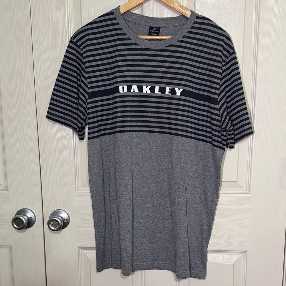 Oakley Men's Black and Gray Striped Tee